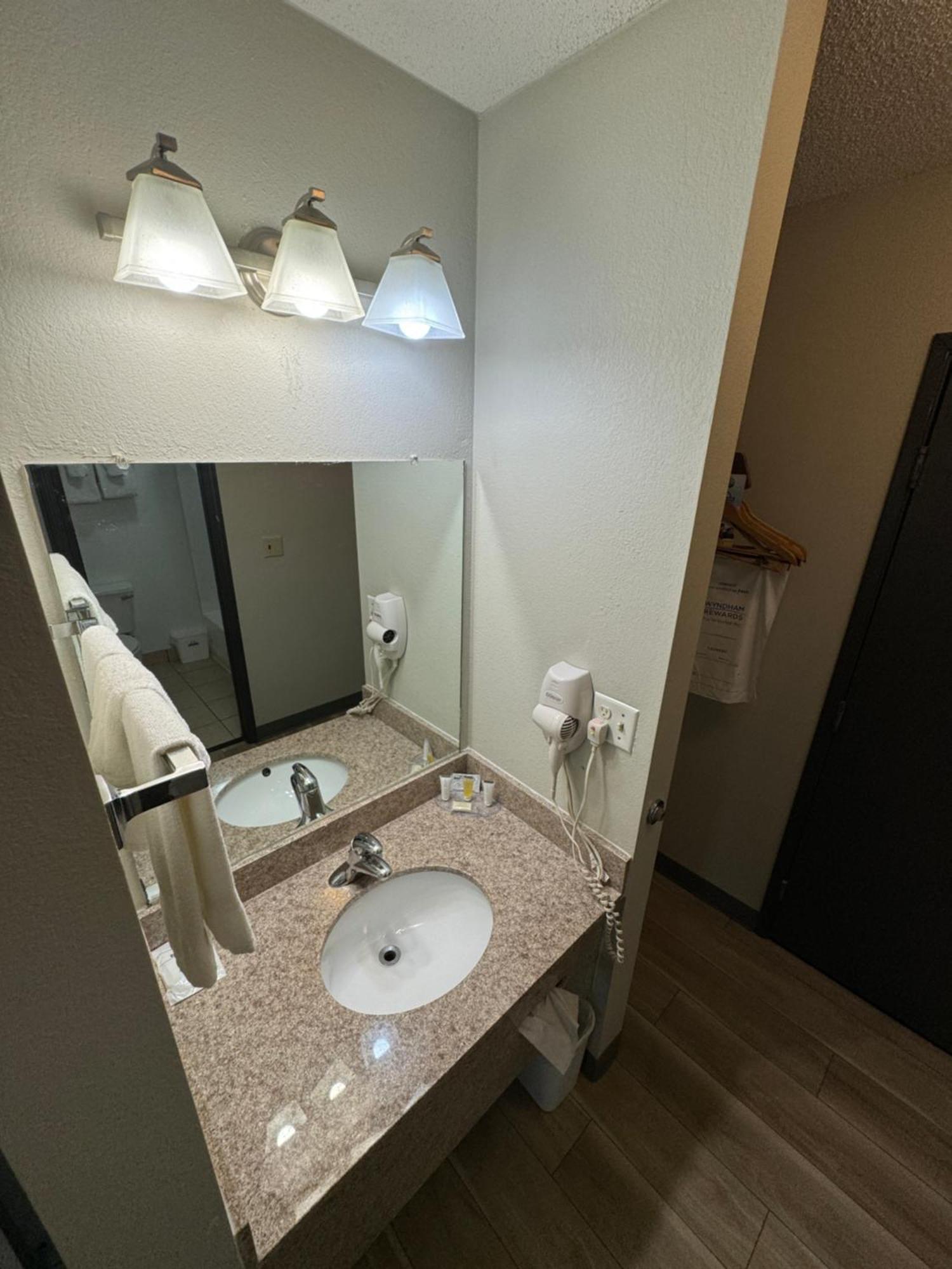 Days Inn By Wyndham Salina I-70 Luaran gambar